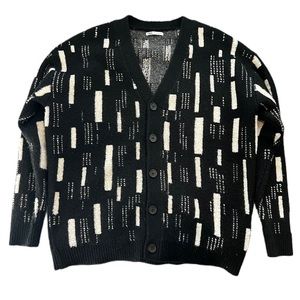 I’m selling a Medium size Zara cardigan. It’s only been worn once!